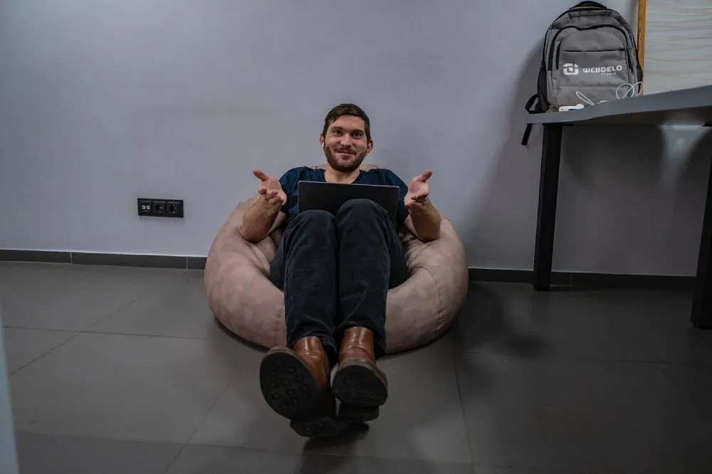 SEO-специалист обсуждает стратегию продвижения сайта