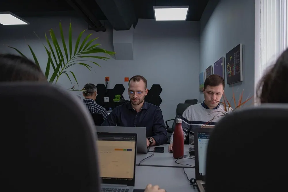 Der Spezialist überwacht die SEO-Ergebnisse und den Website-Traffic in Google Analytics – sowohl am Laptop als auch am Smartphone