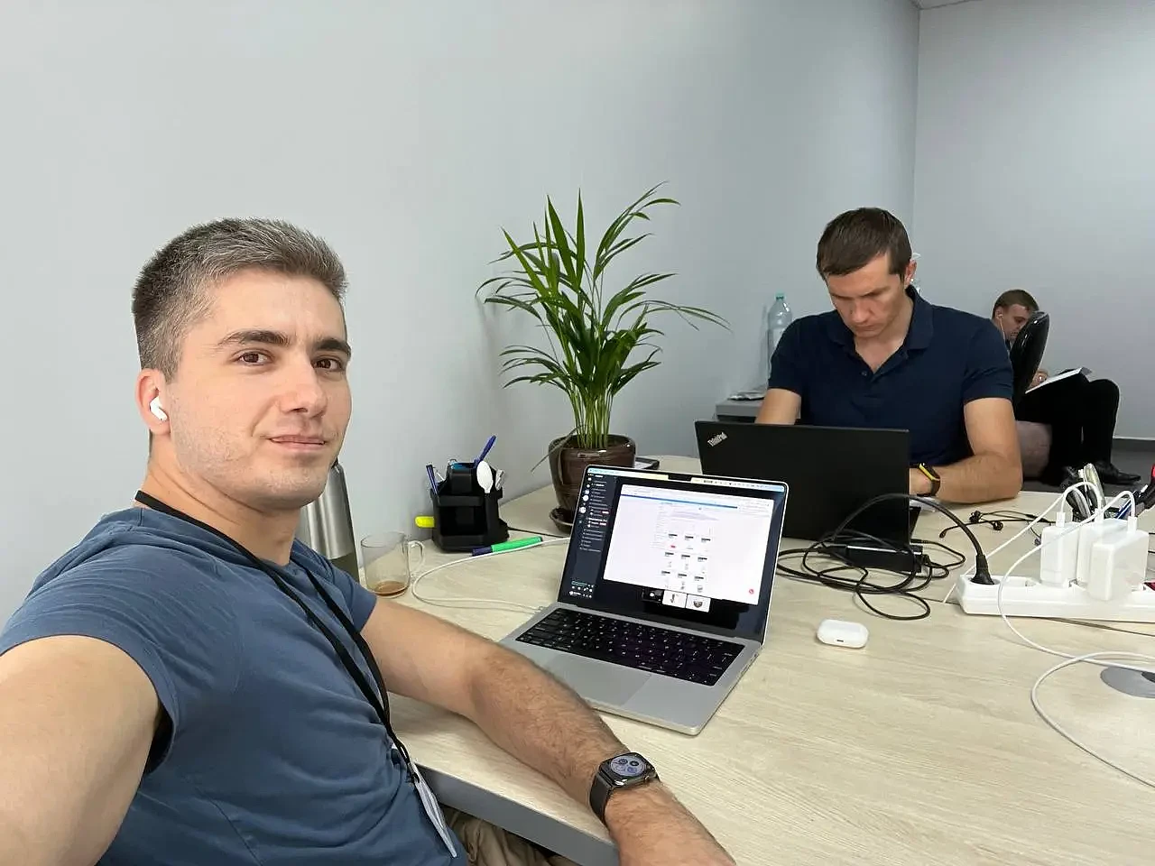 Dmitry Cherchel mit einem Webdelo-Mitarbeiter während einer Arbeitssitzung im Büro.